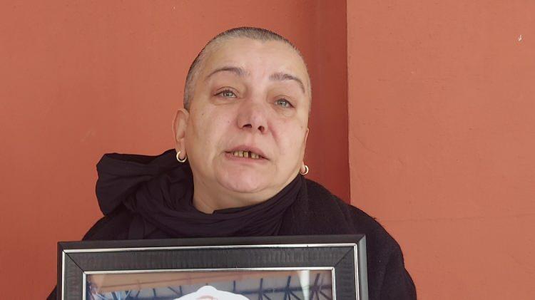 <p><span style="color:#A52A2A"><strong>"ALLAH KORKUNUZ YOK MU?"</strong></span></p>

<p>Oğlunun ölümünden sonra saçları tamamen dökülen Muhammed Ali Kraan'ın annesi Tezcan Tezgel ise <strong>"Adalete güvenmek ve sanıkların ceza almasını istiyorum. Kaldırımda yürüyen 2 masum çocuk öldü. Sanık Gökhan yarış yapıyormuş, makas ata ata geliyormuş. Polisler, 'Bunlar birilerinin başını yakacak' demişler ve 3 dakika sonra kazaya şahit olmuşlar. Adalet istiyorum. <span style="color:#A52A2A">Oğlum 23 yaşındaydı, tek çocuğum vardı, elimden aldılar. Ağzımda diş, kafamda saç kalmadı. </span>Bu ülkeye yıllarca sanatçı olarak hizmet ettim. En azından onun hatırı olsun. Aslan gibi evlat yetiştirdim. Oğlum pırıl pırıl bir çocuktu. Kamuoyundan destek istiyorum. Böyle kanun olmaz. Kaldırımda yürüyen insanları öldürüyorlar ve 2-3-5 sene ile yargılanıyorlar. Allah korkunuz yok mu? İçim yanıyor. Yangınımı Allah görüyor. İnşallah yandığımı savcılar, hakimler ve adalet de görür."</strong> ifadelerini kullandı.</p>
