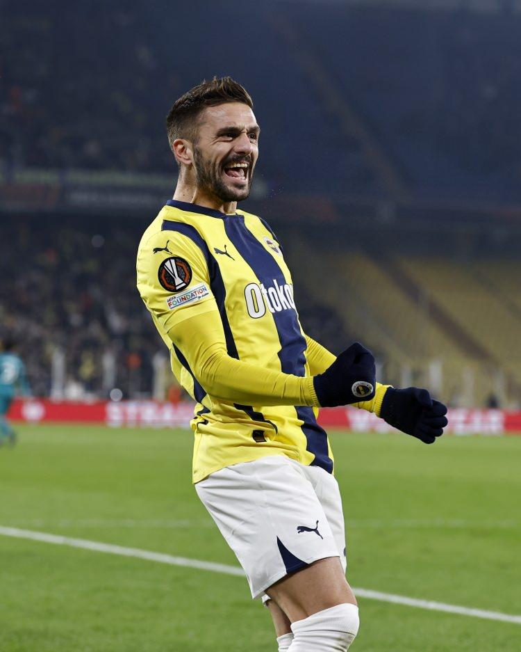 <p>Dusan Tadic<br />
<br />
Kulüp: Fenerbahçe<br />
<br />
Yaş: 36<br />
<br />
Mevki: Sağ Kanat<br />
<br />
Piyasa Değeri: 3 milyon Euro</p>