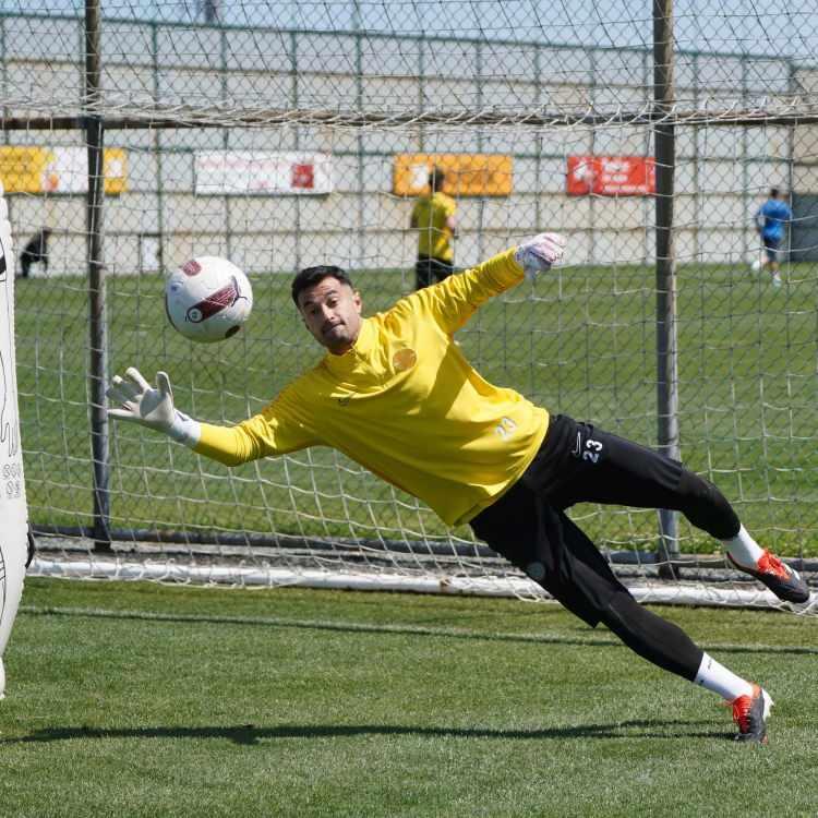<p>Gökhan Akkan<br />
<br />
Kulüp: Bodrum FK<br />
<br />
Yaş: 30<br />
<br />
Mevki: Kaleci</p>
