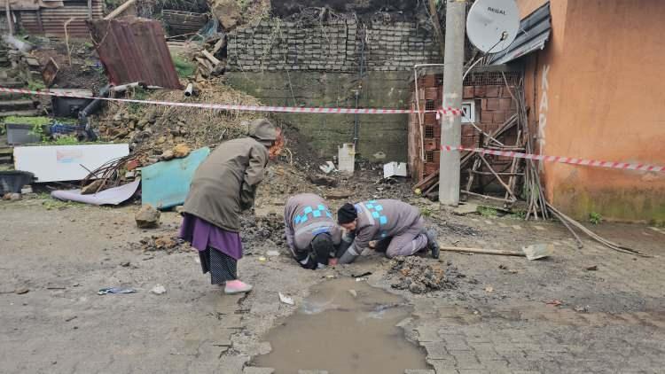 <p>Evde yaşayan aile fertleri, duydukları gürültünün ardından dışarı çıktı. İhbarla bölgeye sağlık, jandarma, AFAD ve doğal gaz firması ekipleri sevk edildi. </p>
