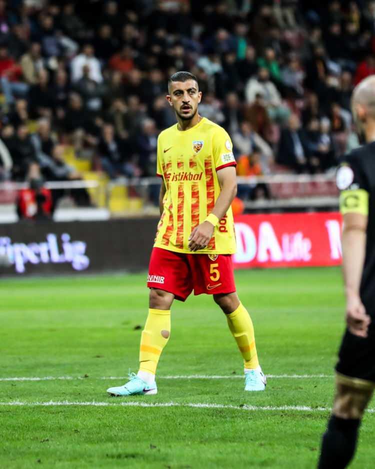 <p>Majid Hosseini,<br />
<br />
Kulüp: Kayserispor<br />
<br />
Yaş: 28<br />
<br />
Mevki: Stoper</p>
