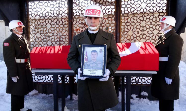 <p><span style="color:#A52A2A"><strong>NAAŞI TÜRK BAYRAĞINA SARILDI </strong></span></p>

<p>Kazada ölen Piyade Sözleşmeli Er Abdullah Kaya'nın (28) cenazesi, doğup büyüdüğü Erzurum'un Pasinler ilçesi kırsal Alvar Mahallesi'ne getirildi. </p>
