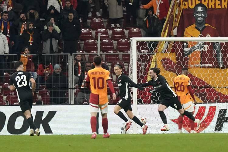 <p>Bir diğer temsilcimiz Galatasaray ise AZ Alkmaar'la 2-2 berabere kaldı ancak toplamda 6-3'lük skorla Avrupa'ya veda etti. </p>
