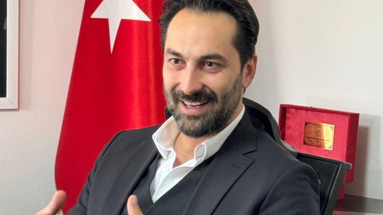<p>Ahmet Mücahit Arınç</p>
<p>4 Mart 1986'da Manisa'da doğdu. İstanbul Bilgi Üniversitesi İktisadi ve İdari Bilimler Fakültesi Uluslararası İlişkiler Bölümü Siyaset Bilimi Lisans Programı’ndan 2009 yılında mezun oldu. Adalet ve Kalkınma Partisi 27. dönem İstanbul milletvekili olarak görev yapmış, 28. dönemde ise Manisa milletvekili olarak görev yapmaya devam etmektedir. İyi derecede İngilizce bilmekte olup evli ve iki çocuk babasıdır.</p>