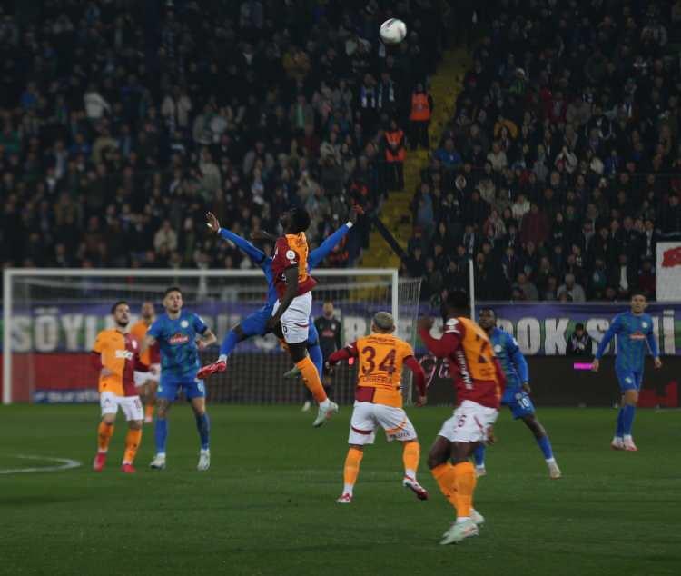 <p>Bu sezon Süper Lig'de attığı gollerle takımına en fazla puan kazandıran oyuncu, kaydettiği 14 golle Galatasaray hanesine 16 puan yazdıran Victor Osimhen. (Opta)</p>