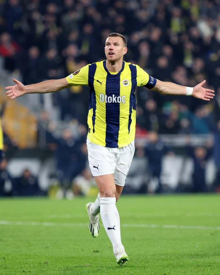 <p>Edin Dzeko<br />
<br />
Kulüp: Fenerbahçe<br />
<br />
Yaş: 38<br />
<br />
Mevki: Santrafor</p>