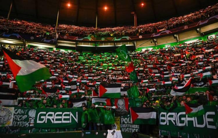<p>Tribünlerde yer alan pankartlarda, UEFA ve FIFA'ya "İsrail'e kırmızı kart göster" çağrısında bulunulurken "Show Zionism The Red Card" (Siyonizm'e kırmızı kart göster") ifadelerine yer veriliyor.</p>
