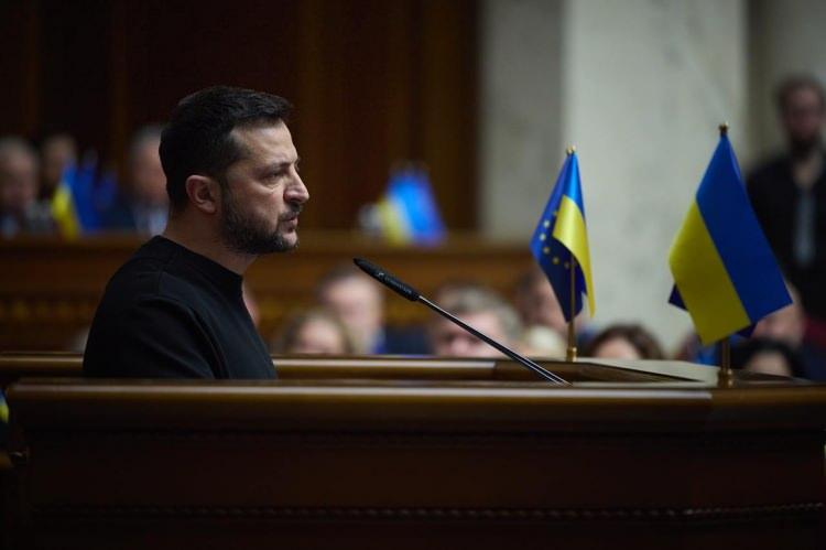 <p>Trump, bir başka incisini sunarak şöyle dedi: "Çoğu zaman yaptığınız en iyi anlaşma, yapmadığınız anlaşmadır."</p>
<p>Zelensky'nin böyle bir lüksü yok. Putin'in Ukrayna'ya askeri 'işgali' ile kendi müttefikinin Ukrayna'ya ekonomik 'işgali' arasında bir seçim yapmak zorunda.</p>