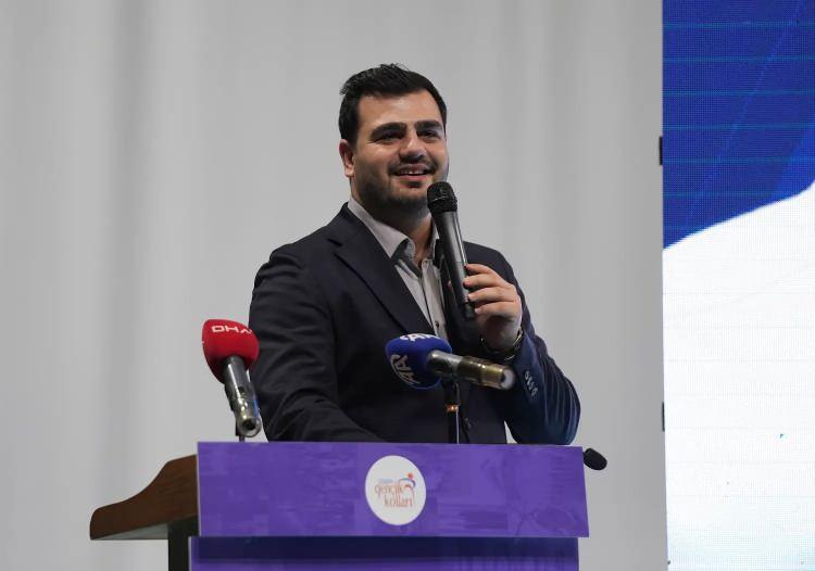 <p>Eyyüp Kadir İnan</p>

<p>1993 yılında İzmir/Konak’ta doğdu. Aslen Şanlıurfa Sivereklidir. Gediz Üniversitesi Siyaset Bilimi ve Kamu Yönetimi Bölümü’nden mezun oldu. Bahçeşehir Üniversitesi Küresel Siyaset ve Uluslararası İlişkiler alanında yüksek lisans eğitimine devam etmektedir. Dijital dönüşüm sektöründe faaliyet gösteren kendisine ait firmada yönetici olarak çalışma hayatını sürdürmektedir. 2018 yılında İzmir İl Gençlik Kolları Başkanlığı’na seçilen Eyyüp Kadir İnan, 15 Mart 2021 tarihinde düzenlenen 6. Olağan Genel Merkez Gençlik Kolları Kongresi’nde gençlik kolları genel başkanı olarak seçildi. İyi derecede İngilizce bilen İnan, evli ve bir çocuk babasıdır.</p>
