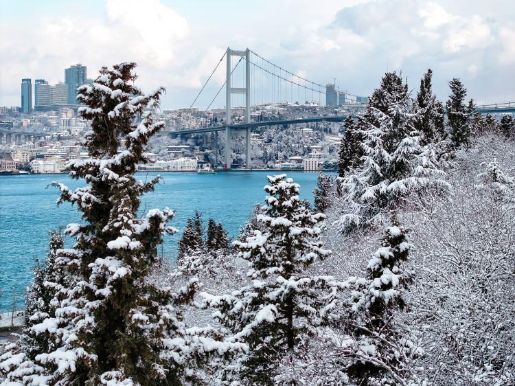 <p>Kentteki yağış sonrası kar kalınlığının güney bölgelerde 10, merkezde 10-20, kuzey kesimlerde ise 30-40 santimetreye ulaştığı ifade edildi.</p>
