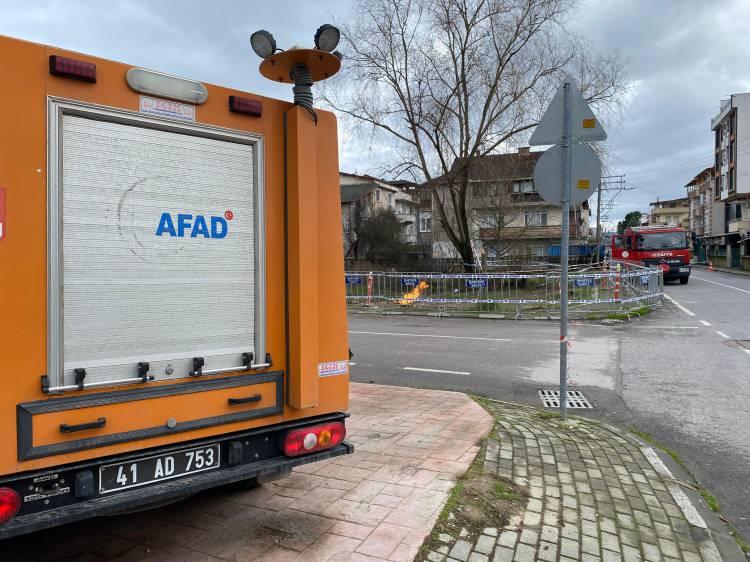 <p>Şerit çeken ve demir bariyerle yangının çevresine girişleri kapatan ekipler, bölgede güvenlik önlemi aldı.</p>
