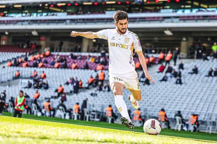 <p>Soner Aydoğdu<br />
<br />
Kulüp: Samsunspor<br />
<br />
Yaş: 34<br />
<br />
Mevki: Orta Saha</p>
