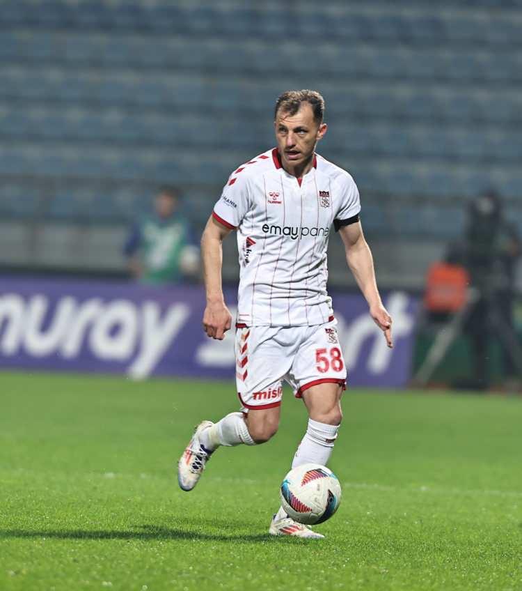 <p>Ziya Erdal<br />
<br />
Kulüp: Sivasspor<br />
<br />
Yaş: 37<br />
<br />
Mevki: Sol Bek</p>
