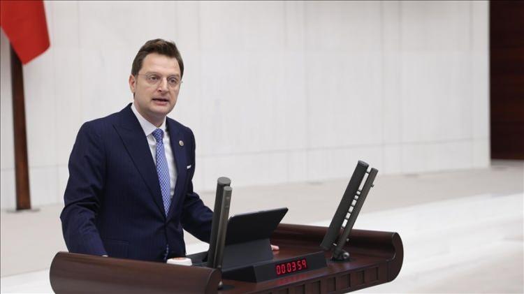 <p>Halit Yerebakan</p>

<p><br />
Rize / Ardeşen – 1982, Tıp doktoru; ilk ve ortaöğrenimini Türkiye ve Amerika'da, yüksek öğrenimini 2006 yılında İstanbul Bilim Üniversitesi Tıp Fakültesi'nde tamamladı. Mezuniyetinin ardından Columbia Üniversitesi'ne kabul edildi. 2007 yılında Yeditepe Üniversitesi Tıp Fakültesi Hastanesi'nde Kalp ve Damar Cerrahisi Ana Bilim Dalında uzmanlık eğitimine başladı. 100'ün üzerinde literatür çalışması, 2 patenti, 1 kitabı bulunmaktadır. Toplumda sağlık okuryazarlığını geliştirmek amacıyla gazete yazıları yazdı ve 1.000 bölüm üzerinde televizyon programı hazırladı. İleri düzeyde İngilizce bilen Yerebakan, evli ve 2 çocuk babasıdır.</p>
