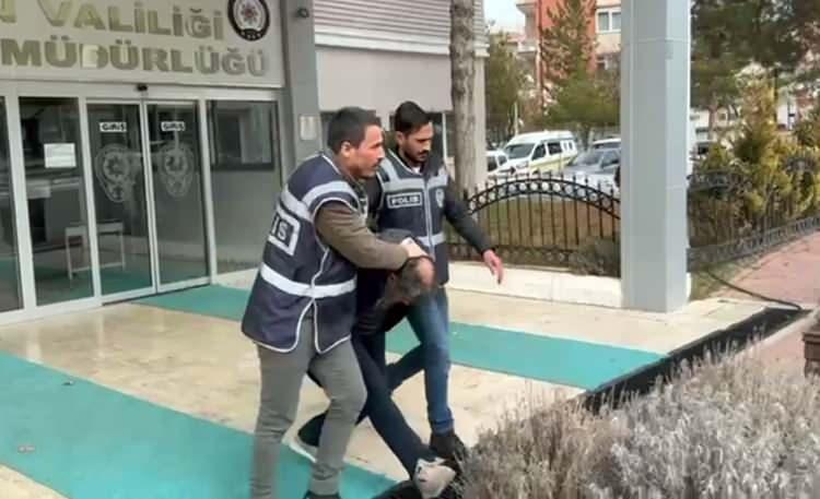 <p><span style="color:#A52A2A"><strong>ANNE ATLAR'IN ŞOKE EDEN İDDİASI</strong></span></p>
<p>Anne Ayşe Atlar, geçen yıl oğlunun bulunması için bir televizyon programını katıldı.<strong> Ayşe Atlar, günlerce televizyon programında oğlunun kaybının ayrı yaşadığı eşiyle alakası olduğunu savundu.</strong> </p>