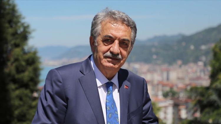 <p>Hayati Yazıcı</p>

<p><br />
23 Mayıs 1952'de Rize Çayeli'de doğdu. 1975 yılında İstanbul Üniversitesi Hukuk Fakültesi'nden mezun oldu. 22., 23. ve 26. dönem İstanbul, 24. ve 27. dönem Rize milletvekili seçilen Yazici, 60. hükümette Devlet Bakanı ve Başbakan Yardımcısı, 61. hükümette Gümrük ve Ticaret Bakanı olarak görev yaptı. Yazici, 24 Mayıs 2016 tarihinden bu yana Siyasi ve Hukuki İşlerden Sorumlu Genel Başkan Yardımcılığı görevini sürdürmektedir. Evli ve 2 çocuk babasıdır.</p>
