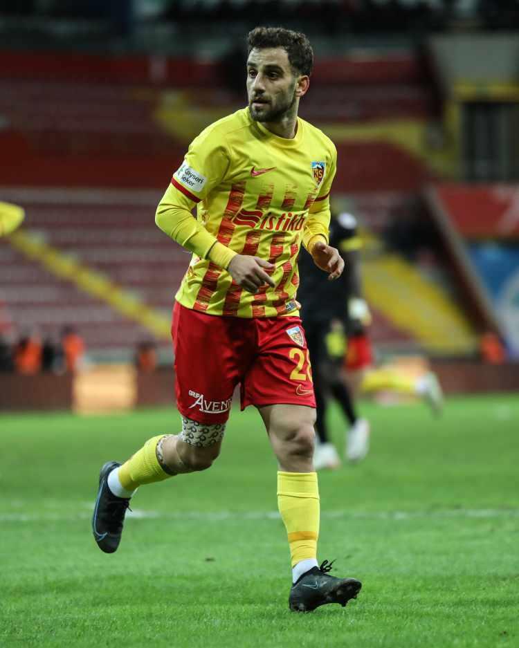 <p>Ramazan Civelek<br />
<br />
Kulüp: Kayserispor<br />
<br />
Yaş: 29<br />
<br />
Mevki: Sağ Kanat</p>