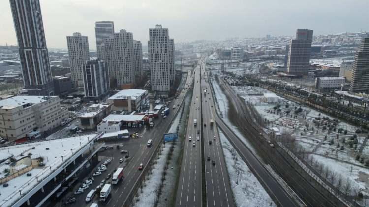 <p>Okulların kapalı olmasıyla ana yollarda trafik oluşmazken yeşillik alanlarda kar örtüsünün oluştuğu görüldü. </p>
