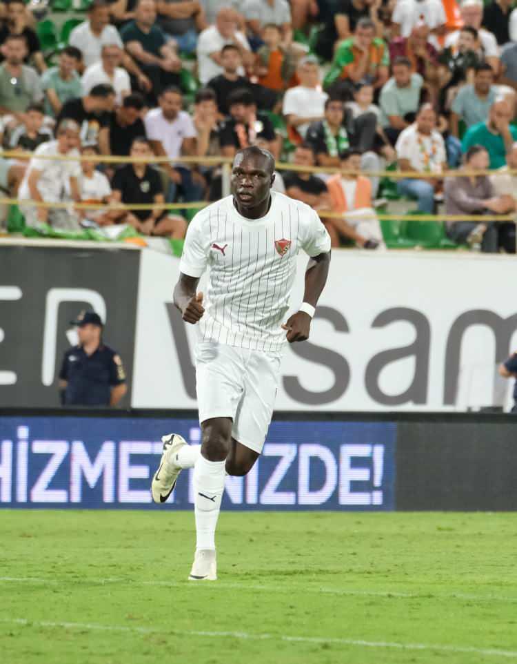 <p>Vincent Aboubakar<br />
<br />
Kulüp: Hatayspor<br />
<br />
Yaş: 33<br />
<br />
Mevki: Santrafor<br />
<br />
Piyasa Değeri: 2 milyon Euro</p>

