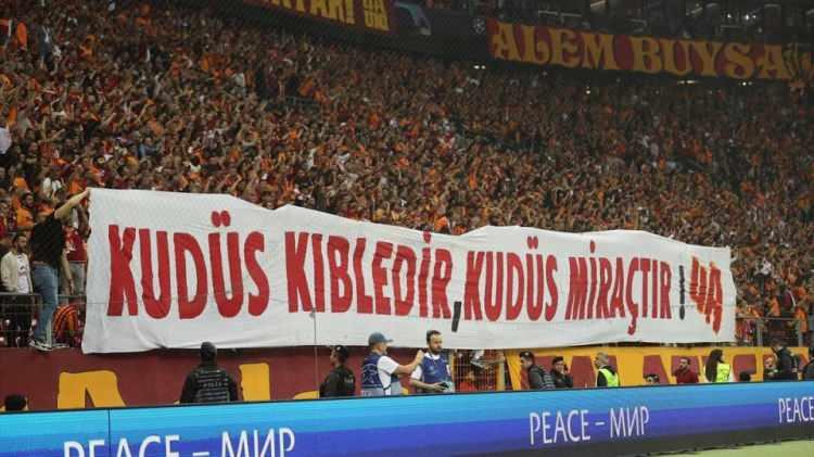 <p>Tribünlerdeki diğer pankartlarda ise "Filistin özgür değilse dünya esirdir" ve "Filistin'deki soykırımı durdurun" çağrıları yer aldı.</p>
