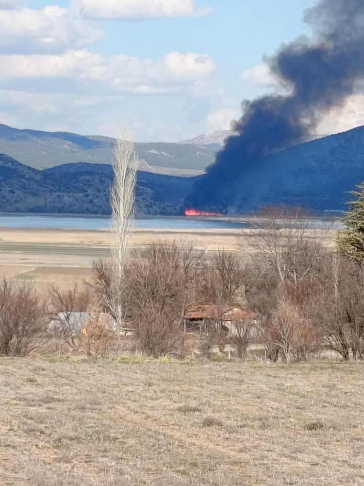 <p><strong></strong>Rüzârın da etkisiyle kısa sürede büyüyen yangın geniş alana yayıldı. </p>