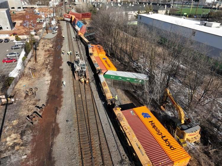 <p>New Jersey’de meydana gelen tren kazası, demiryolu ulaşımını olumsuz etkiledi. Cranford ile Newark arasındaki hat üzerinde seyir halindeyken raydan çıkan yük treni, demiryolu hattında ciddi hasara yol açtı.</p>
