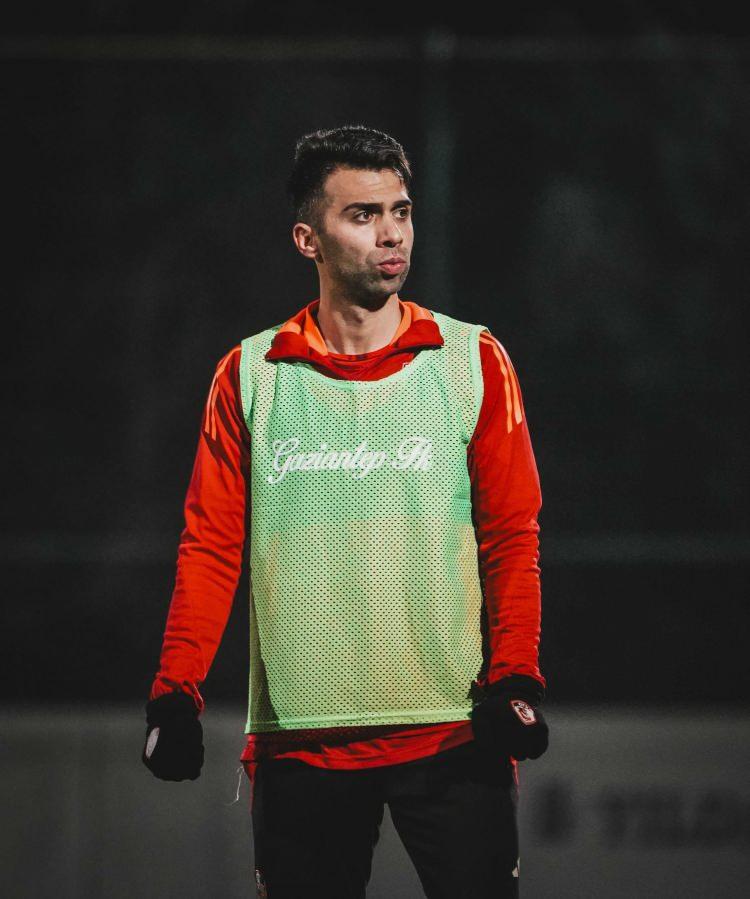 <p>Emre Taşdemir<br />
<br />
Kulüp: Gaziantep FK<br />
<br />
Yaş: 29<br />
<br />
​Mevki: Sol Bek</p>
