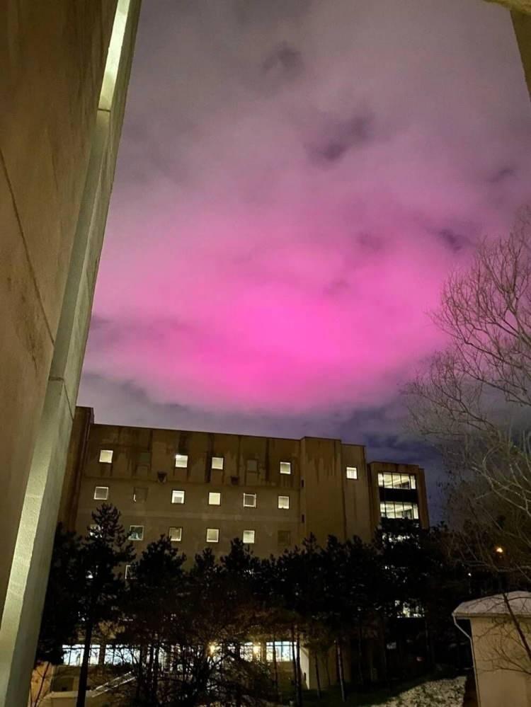 <p>Gökyüzünde görülen pembe bulut kümesinin, bir doğa olmayı olmadığı anlaşıldı.</p>