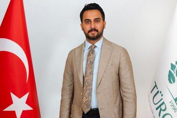 <p>Fatih Sadullah Selman</p>

<p>1996 yılında İstanbul Fatih'te doğdu. Lisans eğitimini İstanbul Ticaret Üniversitesi Hukuk Fakültesi'nde 2018 yılında tamamladı. Avukatlık mesleğini icra eden Selman, aynı zamanda Türkiye Karate Millî Takımı'nda sporcu olarak görev yapmış ve burada "Dünya Karate Şampiyonluğu" unvanını kazanmıştır. AK Parti 5. dönem il gençlik kolları asil yönetim kurulu üyeliği, 6. dönem il yönetim kurulu asil üyeliği görevlerini yürütmüştü. 24 Şubat 2021'de gerçekleşen 7. olağan il kongresinde il disiplin kurulu üyeliğine seçilen Selman, evlidir.</p>
