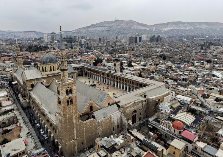 <p>Suriye'nin başkenti Şam'daki Emevi Camisi'nin ibadete açılan bölümünde bulunan halılar, Gaziantep'in usta zanaatkarları tarafından özenle dokunan halılarla değiştirildi.</p>
