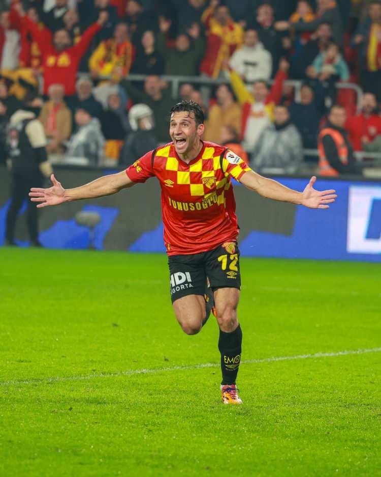 <p>İsmail Köybaşı<br />
<br />
Kulüp: Göztepe<br />
<br />
Yaş: 35<br />
<br />
Mevki: Sol Bek</p>