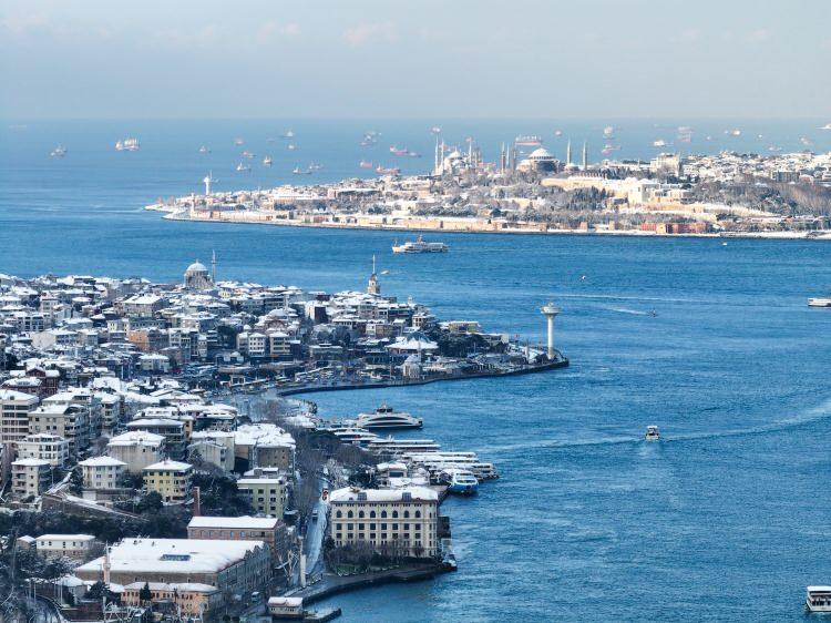 <p>Meteoroloji Genel Müdürlüğü'nün internet sitesinde de ilçe ilçe kar kalınlıkları paylaşıldı.</p>
