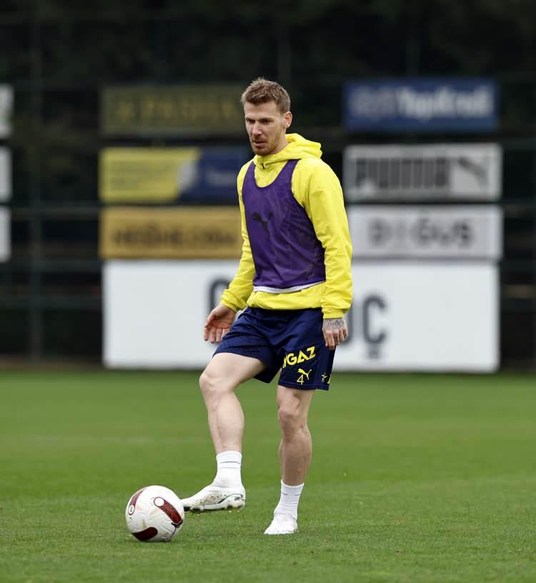 <p>Serdar Aziz<br />
<br />
Kulüp: Fenerbahçe<br />
<br />
Yaş: 34<br />
<br />
Mevki: Stoper</p>

