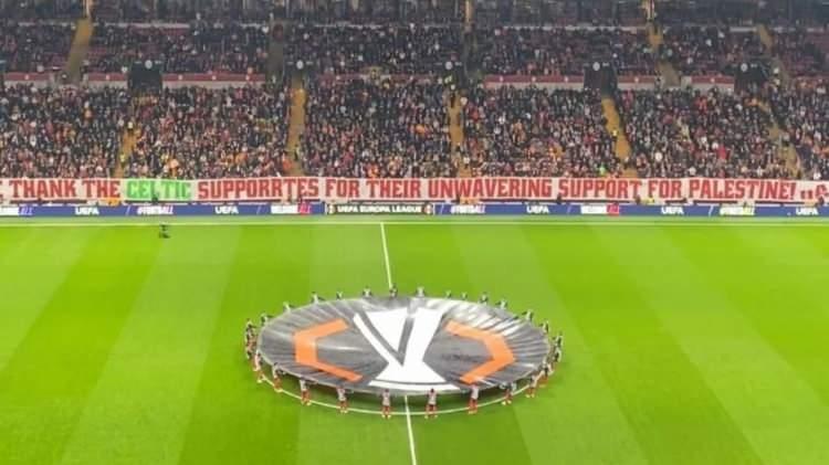 <p><strong>Galatasaray'dan Celtic'e teşekkür!</strong></p>

<p>Galatasaray, UEFA Avrupa Ligi son 16 play-off turunda AZ Alkmaar karşısında RAMS Park'ta yaklaşık 45 bin taraftarının desteğiyle rövanş maçına çıkarken sarı-kırmızılı taraftarlar tarafından Filistin'e destek pankartları açıldı.</p>
