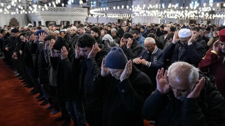 <p>Konuyu araştıran uzmanlar ise verileri, “<em><strong>Oransal olarak bu iki grubun kesiştiği göz önüne alındığında toplum içinde azımsanmayacak bir kesimin laiklik ve dinin toplumdaki rolünü birbirine tamamen zıt olgular olarak değerlendirdiği anlaşılmaktadır”</strong></em> değerlendirmesinde bulundu.</p>
