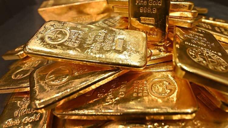 <p><strong>FED VE KÜRESEL GELİŞMELER ALTINI DESTEKLİYOR</strong></p>
<p><br />
Altın fiyatlarının yükselmesinde yalnızca Çin’in rolü etkili değil. ABD’nin ticaret politikaları ve Amerikan Merkez Bankası’nın (Fed) faiz kararlarına yönelik beklentiler de altın fiyatlarını desteklemektedir. </p>