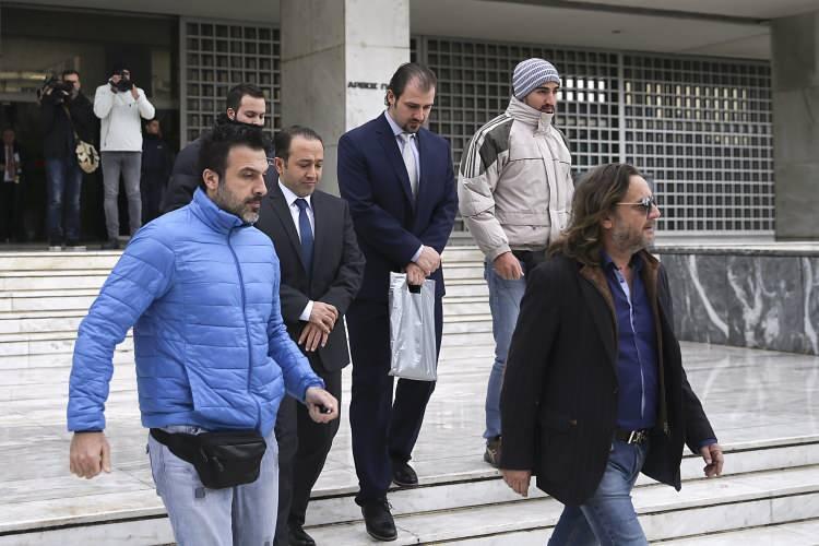 <p><strong>DARBE BAŞARISIZ OLUNCA YUNANİSTAN'A KAÇTILAR!</strong></p>

<p> </p>

<p>İstanbul Sancaktepe'deki General İsmail Hakkı Tunaboylu Kışlası'ndaki 4. Kara Havacılık Alay Komutanlığında görevli olan ve 16 Temmuz 2016 sabahı, darbe girişiminin başarısız olduğunun anlaşılması üzerine 11308 kuyruk numaralı S-70 helikopteriyle Yunanistan'a kaçan <strong>Binbaşı pilotlar Ahmet Güzel ve Gençay Böyük, Yüzbaşı pilotlar Abdullah Yetik, Ferudun Çoban, Uğur Uçan ve Süleyman Özkaynakçı, Astsubay teknisyenler Bilal Kurugül ve Mesut Fırat firar </strong>eden darbeciler arasında yer almıştı...</p>
