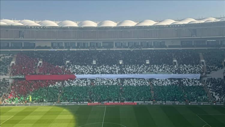 <p><strong>Bursaspor taraftarından destek!</strong></p>

<p> </p>

<p>Bursaspor taraftarları, Nesine 3. Lig'in 20. haftasındaki Anadolu Üniversitesi maçında İsrail'in Filistin'e yönelik saldırıları nedeniyle tepki gösterdi.</p>

<p> </p>
