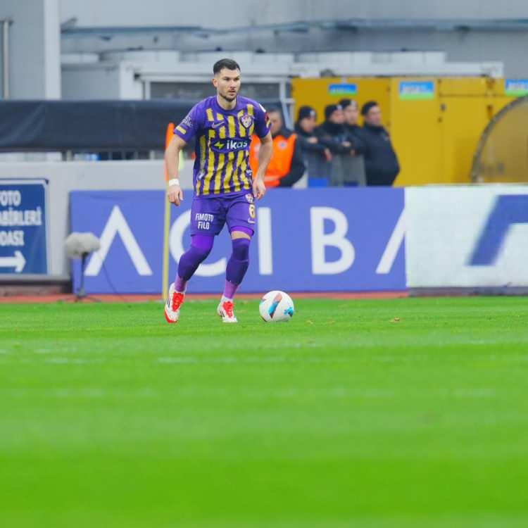 <p>Robin Yalçın<br />
<br />
Kulüp: Eyüpspor<br />
<br />
Yaş: 31<br />
<br />
Mevki: Stoper</p>
