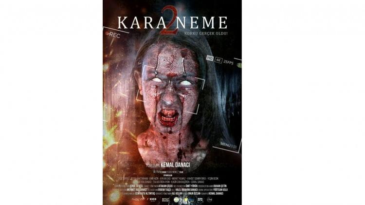 <p><strong>KARANEME 2</strong></p>
<p>Korku türünde bir film olan Karaneme 2, gittikleri kamp yerinde meydana gelen cinayetin sırrını çözmeye çalışan bir grup arkadaşın hikayesini konu ediyor.</p>
<p> </p>
<p>Hem yönetmenliğini hem senaristliğini Kemal Danacı üstleniyor. Başrollerini Erol Sertel, Betül Baktarhan ve Emir Hızır paylaşıyor.</p>