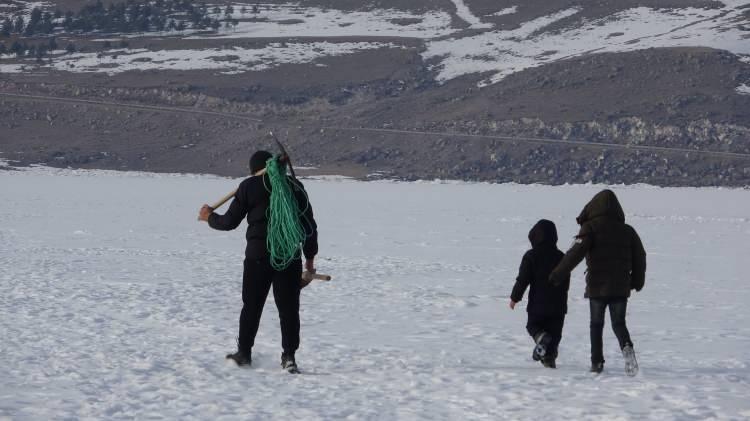 <p>Sıcaklığın sıfırın altında 20 dereceye kadar düştüğü bölgede, kara, buza ve soğuğa aldırış etmeden buzları kırıp balık avlayan balıkçılar, ekmek paralarını buzun altından çıkarıyor. </p>
