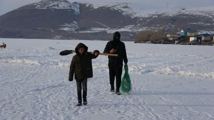 <p> Ardahan'a 55, Çıldır ilçesine ise 10 kilometre uzaklıkta bulunan Çıldır Gölü'ne balıkçılar, her sabah güneşin doğuşuyla birlikte yeni umutlarla yola çıkıyor. </p>
