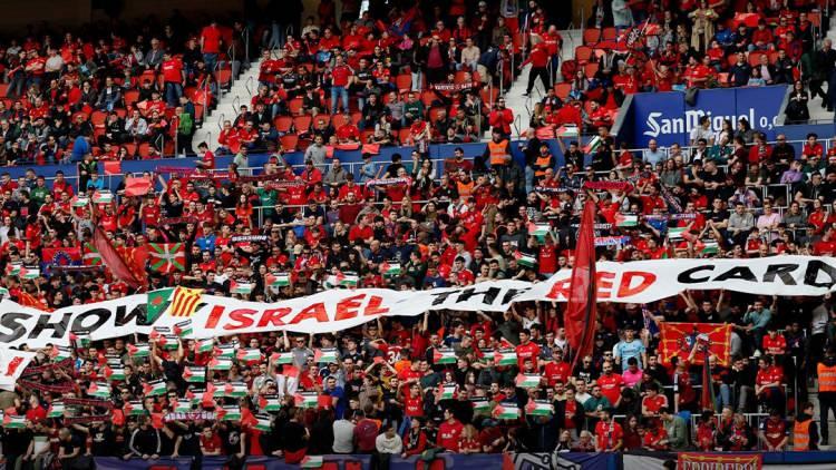 <p><strong>Binlerce Osasuna taraftarı İsrail'e kırmızı kart gösterdi!</strong></p>

<p><strong>​</strong></p>

<p>İspanya 1. Futbol Ligi'nin (LaLiga) 24. haftasında Real Madrid'i konuk eden Osasuna, rakibiyle 1-1 berabere kalırken maçı tribünlerden takip eden binlerce ev sahibi ekip taraftarı, İsrail'e kırmızı kart gösterdi.</p>

<p>Osasunalı taraftarların açtığı pankartta ise "İsrail'e kırmızı kart göster" ifadesi kullanıldı.</p>
