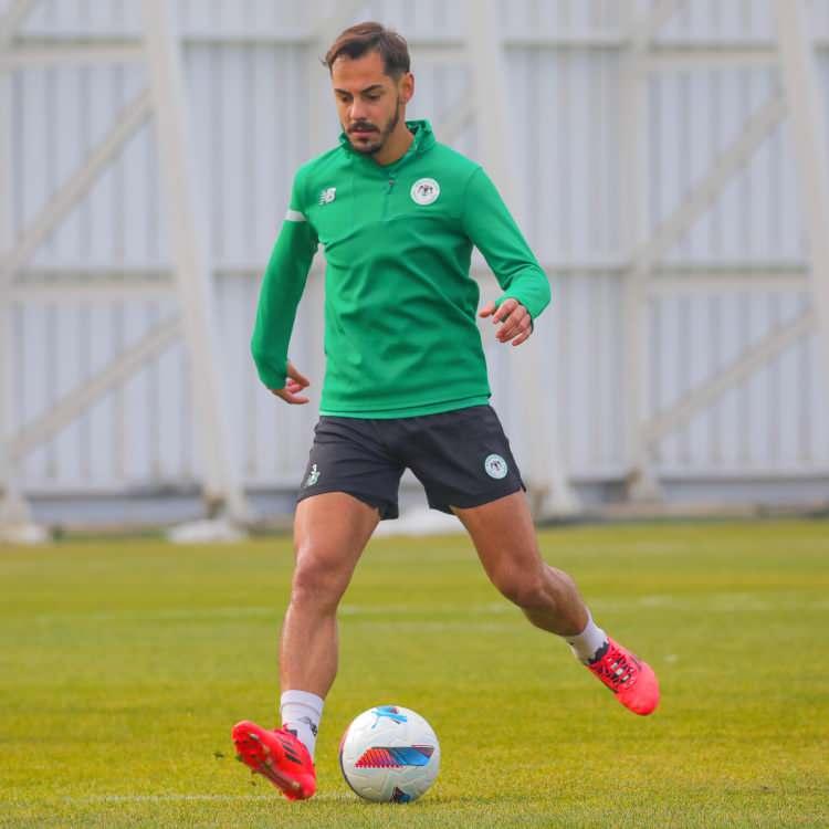 <p>Yasir Subaşı<br />
<br />
Kulüp: Konyaspor<br />
<br />
Yaş: 26<br />
<br />
Mevki: Sol Bek</p>
