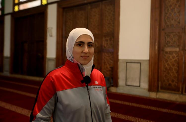 <p>Emevi Camisi'nde gönüllü olarak halı temizliği yapan 31 yaşındaki Abıla Fatta da camide ilk kez halı değişimine şahit olduğunu belirtti.</p>

<p>Fatta, "Devrik rejim, dini merkezler ve ibadet yerlerine ilgi göstermiyordu. Ramazan ayı, önceki yıllardan tamamen farklı olacak." değerlendirmesini yaptı.</p>

<p> </p>
