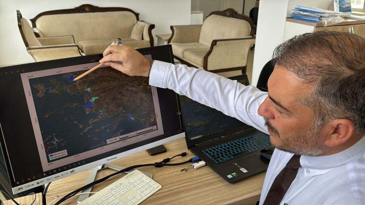 <p><strong>Doç. Dr. Özçelik, sözlerini şöyle sürdürdü:</strong></p>

<p><em><strong>"Ege kıyılarını değerlendirsek Foça'dan başlayarak Bayraklı, İzmir ve Urla Yarımadası etrafından 10 metrelik ve 20 metrelik risk zonları geniş alanlar kaplıyor. İleriye gittiğimiz zaman Kuşadası, Latmos Körfezi, karşısında Sisam Adası, aşağıya indimiz zaman Didim, Güllük Körfezi, Gümüşlük, Turgutreis, Bodrum, Akyaka, Ören, Turgut, Marmaris, Köyceğiz, Sarıgerme ile Fethiye'nin 5 ve 10 metrelik deniz taşkınları risk bölgesinde yer aldığı görülüyor. Bu alanların birçoğu şu anda meydana gelen sismik aktivitelerin oluşturacağı tsunamik etkiden azadedir. İzmir Körfezi tamamen Urla Yarımadası ile kapatılmış durumda. Kuşadası'nın olduğu bölge oldukça korunaklı. Doğrudan tsunamik etkileri alabilecek bölge adalar arasındaki denizsel alanlardan ilerleyen dalga hareketlerine maruz kalabilecek bölgelerdir. Bunların başında Marmaris Körfezi yer alıyor. Datça Yarımadası'nın uç noktaları da bulunuyor. Yunan adaları Girit, Rodos ve Mora Yarımadası tsunamik etkilere maruz kalacak bölgelerdir."</strong></em></p>
