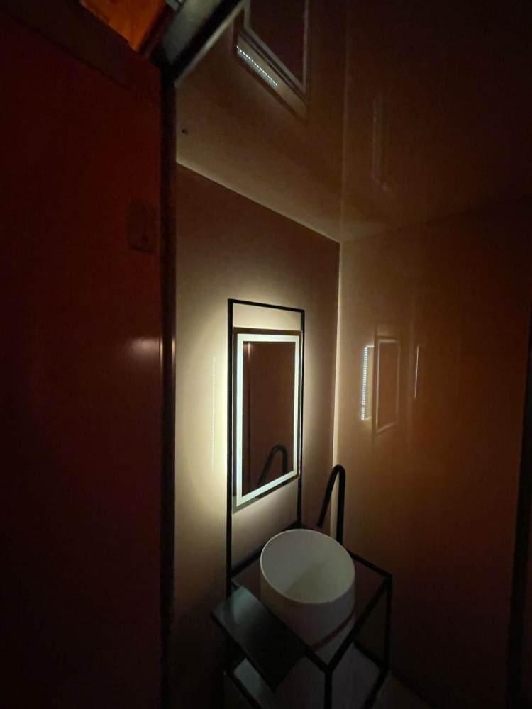 <p><span style="color:rgb(51, 51, 51)">Müşterilerine 40 dakika masaj, 40 dakika da havuz hizmeti sunduğu belirtilen tarihi sarnıç içindeki işletmenin, bu hizmetler karşılığında kişi başı 200 Euro (7 bin 600 TL) aldığı öğrenildi.</span></p>