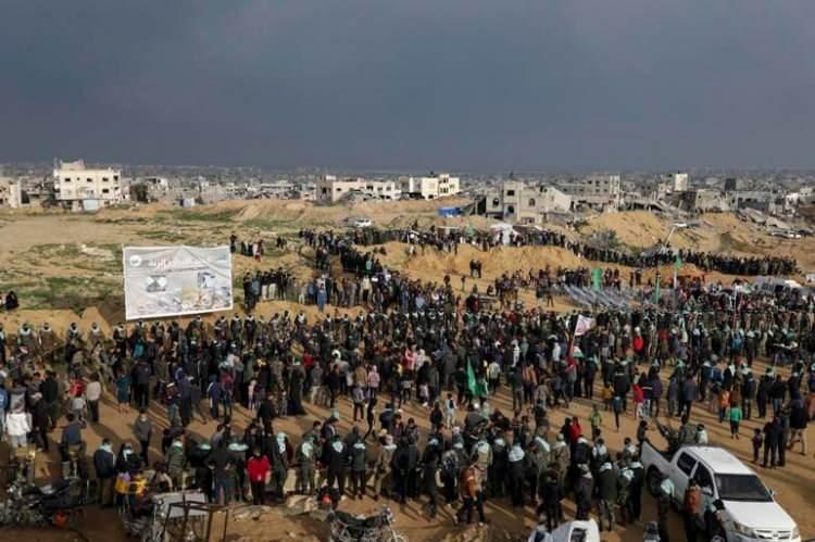 <p><span style="color:#B22222"><strong>"CANLI DÖNMESİNİ İSTEDİK AMA İSRAİL ÖLDÜRDÜ"</strong></span></p>
<p> </p>
<p>Hamas'tan yapılan açıklamada, Hamas ile askeri kanadı İzzeddin el-Kassam Tugayları'nın İsraillilerin naaşlarının teslim edilmesinde ölenlerin yakınlarının duygularını dikkate aldığı vurgulandı.</p>
<p>İsrail ordusunun, Gazze'deki esirlerin canlarını umursamadığı belirten açıklamada, "İsrailli esirlerin canlarını elimizden geldiğince koruduk, onlara insanlıkla davrandık ama İsrail ordusu onları, kendilerini kaçıran kişilerle birlikte öldürdü." ifadesi kullanıldı.</p>