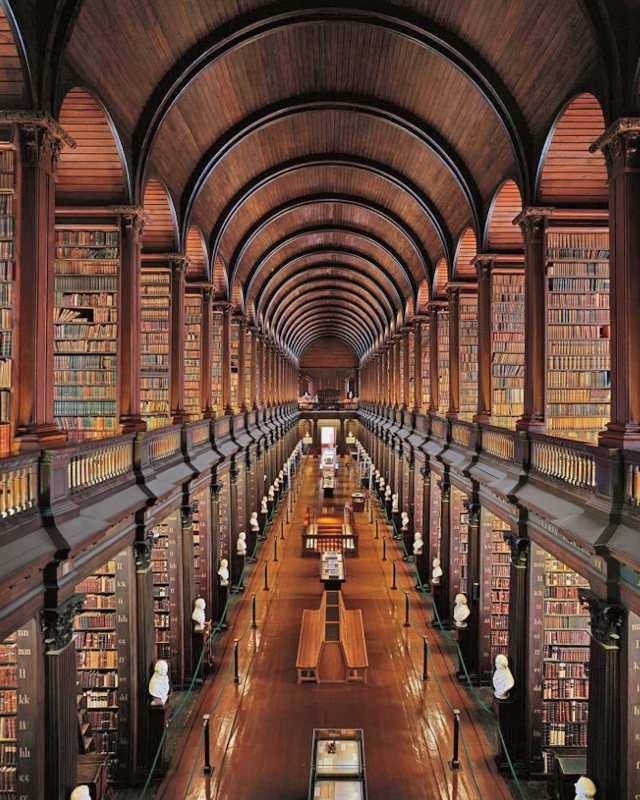 <p><strong>İRLANDA, TRINITY COLLEGE</strong></p>