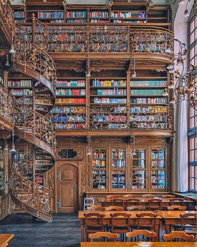 <p><strong>ALMANYA, MUNICIPAL LAW LIBRARY</strong></p>